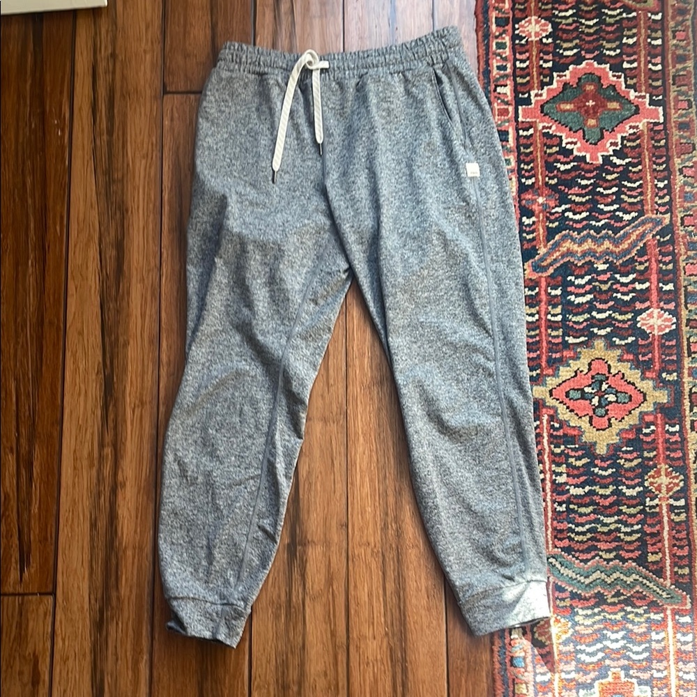 Vuori women’s grey joggers